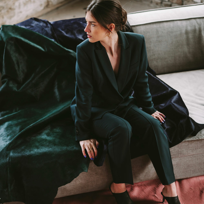 Femme assise sur un tapis SPOTTED